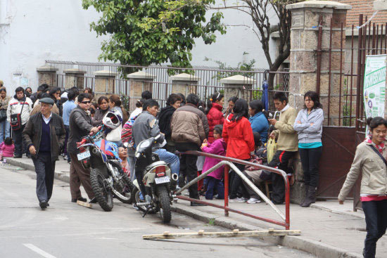 INSCRIPCIN. Cada ao, los padres de familia acostumbran realizar filas para inscribir a sus hijos en las unidades educativas de su preferencia.