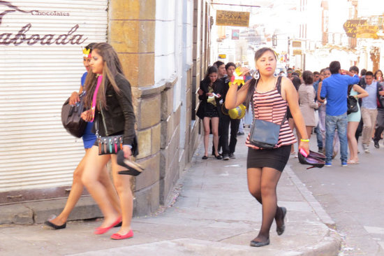 CELEBRACIN. Muchas mujeres salieron de los locales con los tacones en las manos.