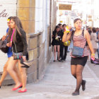 CELEBRACIN. Muchas mujeres salieron de los locales con los tacones en las manos.