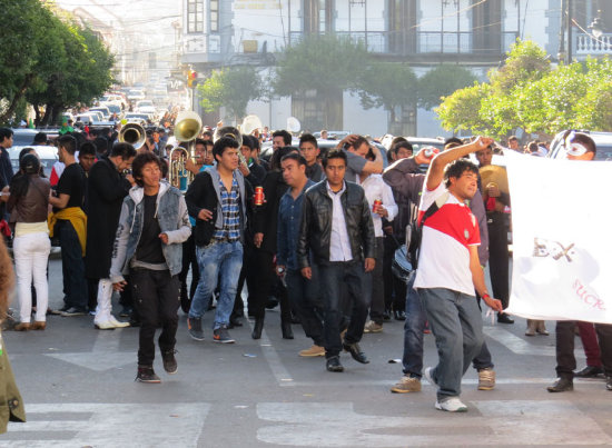 FESTEJO. El consumo de alcohol en Ao Nuevo se traslad a las calles de Sucre.