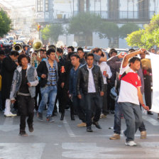 FESTEJO. El consumo de alcohol en Ao Nuevo se traslad a las calles de Sucre.