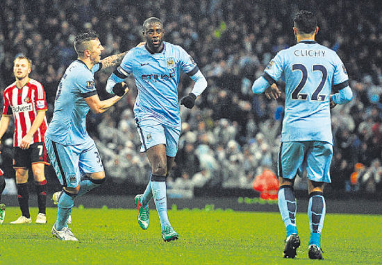 El africano Yaya Tour (c) abri el camino del triunfo para el Manchester City, que alcanz en la punta al Chelsea.