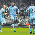 El africano Yaya Tour (c) abri el camino del triunfo para el Manchester City, que alcanz en la punta al Chelsea.