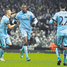 El africano Yaya Tour (c) abri el camino del triunfo para el Manchester City, que alcanz en la punta al Chelsea.