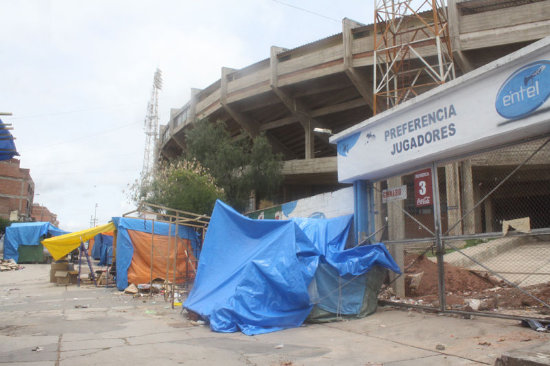 FERIA. Comerciantes asentados en la zona del estadio Patria comenzaron a retirarse.