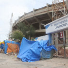 FERIA. Comerciantes asentados en la zona del estadio Patria comenzaron a retirarse.