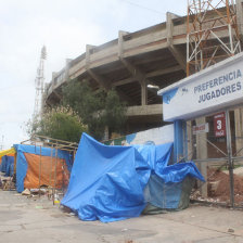 FERIA. Comerciantes asentados en la zona del estadio Patria comenzaron a retirarse.