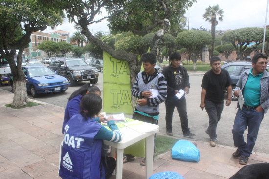 FILAS. Los dueos de vehculos asisten a adquirir el SOAT 2015 en gran nmero.