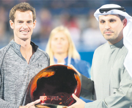 El tenista britnico Andy Murray (i) se consagr campen del torneo de Abu Dabi.