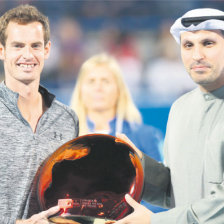 El tenista britnico Andy Murray (i) se consagr campen del torneo de Abu Dabi.