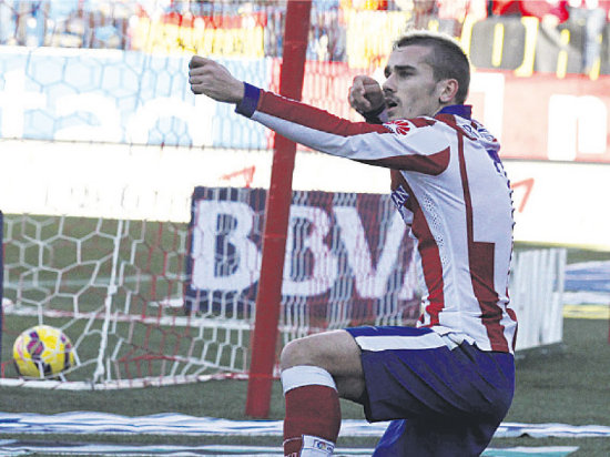 El delantero francs Antoine Griezmann anot dos goles para el triunfo del Atltico de Madrid.