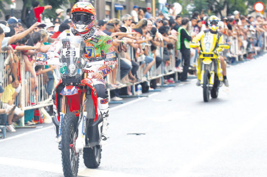 La piloto espaola Laia Sanz (i) conduce su moto Honda durante la presentacin del Rally Dakar 2015, ayer, en Buenos Aires (Argentina.