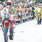 La piloto espaola Laia Sanz (i) conduce su moto Honda durante la presentacin del Rally Dakar 2015, ayer, en Buenos Aires (Argentina.