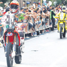 La piloto espaola Laia Sanz (i) conduce su moto Honda durante la presentacin del Rally Dakar 2015, ayer, en Buenos Aires (Argentina.