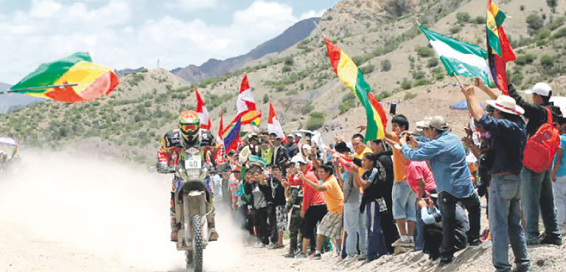 El Rally Dakar 2014 moviliz 245 mil turistas entre nacionales y extranjeros. En la imagen, el histrico ingreso del motociclista Chavo Salvatierra a territorio boliviano.