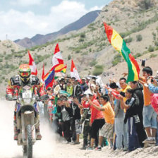 El Rally Dakar 2014 moviliz 245 mil turistas entre nacionales y extranjeros. En la imagen, el histrico ingreso del motociclista Chavo Salvatierra a territorio boliviano.