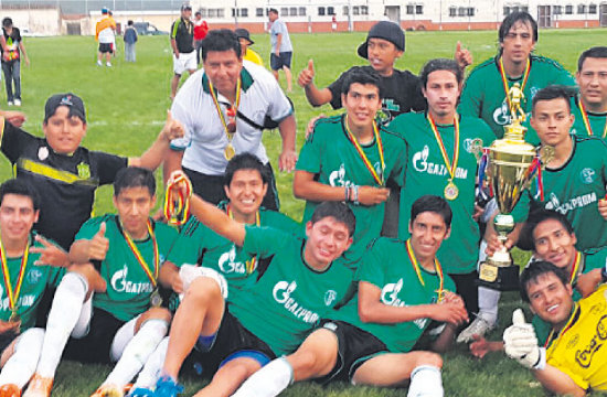 Los jugadores del equipo de Serranitos con el trofeo de campen.