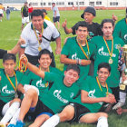 Los jugadores del equipo de Serranitos con el trofeo de campen.