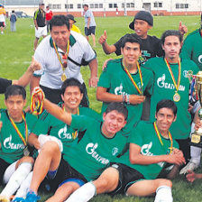 Los jugadores del equipo de Serranitos con el trofeo de campen.