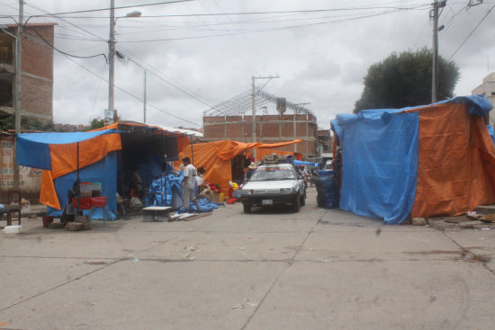 FERIA. Los comerciantes sindicalizados de Sucre terminaron de levantar, ayer, sus puestos instalados en la zona del estadio Patria.