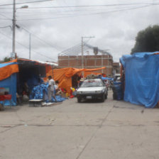 FERIA. Los comerciantes sindicalizados de Sucre terminaron de levantar, ayer, sus puestos instalados en la zona del estadio Patria.