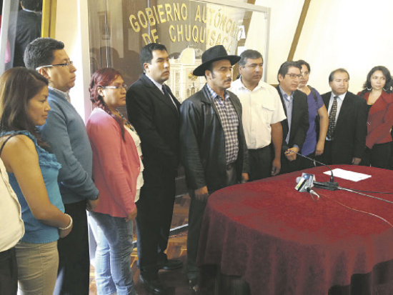 EQUIPO. Crdenas con su actual gabinte, en su primera aparicin pblica.