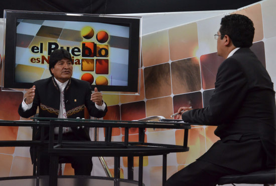 PREOCUPADO. El presidente Evo Morales, ayer, durante una entrevista con los medios estatales.