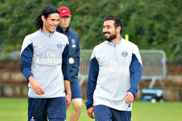 Cavani (i) y Lavezzi fueron sancionados por el club parisino.