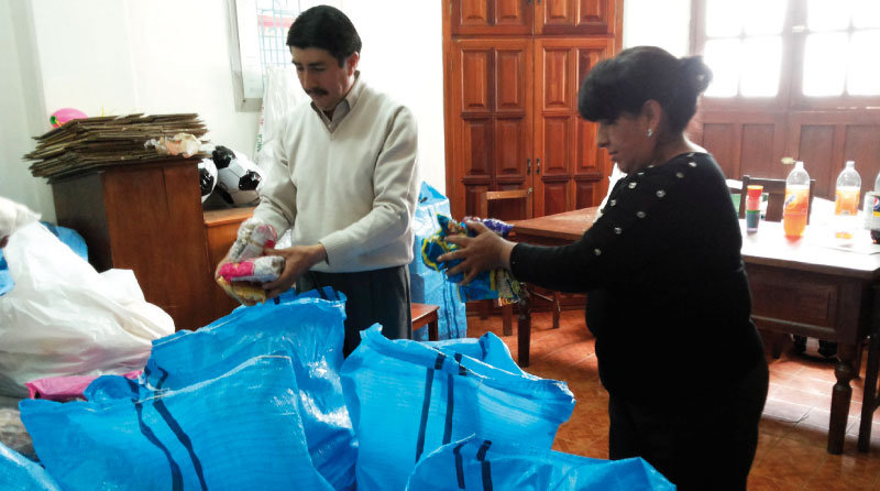 PREPARATIVOS. Los colaboradores de los Reyes Magos embolsaron, ayer, los juguetes que se repartirn, hoy, en las calles y hogares.