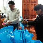 PREPARATIVOS. Los colaboradores de los Reyes Magos embolsaron, ayer, los juguetes que se repartirn, hoy, en las calles y hogares.