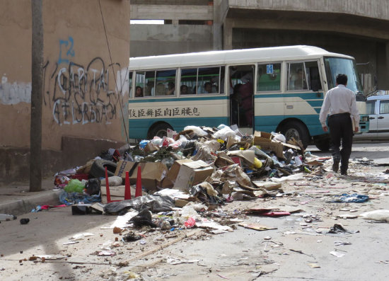 DESORDEN. Varios promontorios de basura permanecieron ayer en las calles.