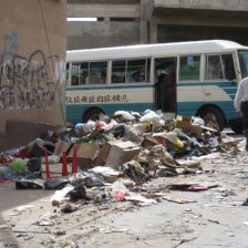 DESORDEN. Varios promontorios de basura permanecieron ayer en las calles.