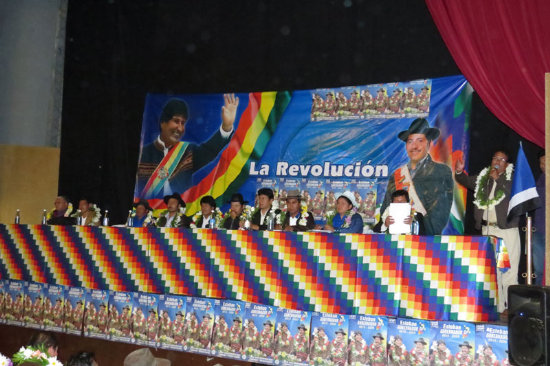 REUNIN. El presidente Evo Morales y los candidatos del partido durante su reunin de 