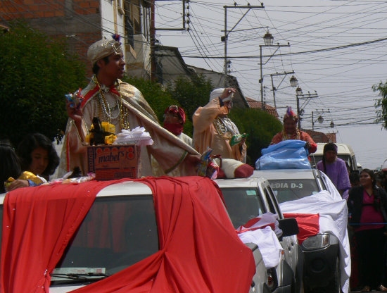 PROCESIN. Los Reyes entregaron regalos.