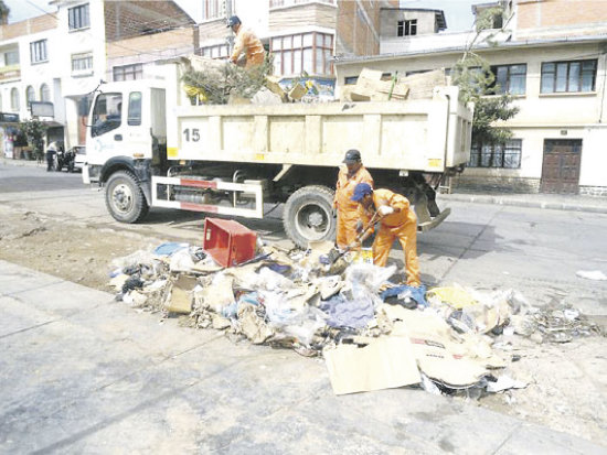 LIMPIEZA. Obreros de EMAS recogieron la basura dejada en las calles por los comerciantes.