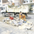 LIMPIEZA. Obreros de EMAS recogieron la basura dejada en las calles por los comerciantes.