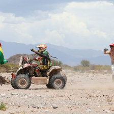 El piloto Wlter Nosiglia de Honda, ayer, en la tercera etapa del rally Dakar 2015 entre San Juan y Chilecito.