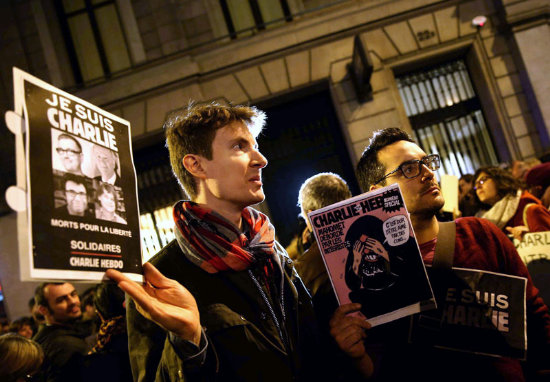 LUTO. En Francia, las calles se llenaron de carteles que decan 