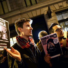 LUTO. En Francia, las calles se llenaron de carteles que decan 