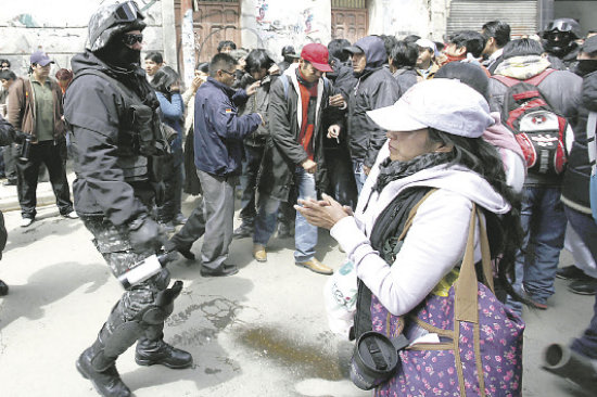 REPRESIN. La Polica desmoviliza a los trabajadores. .