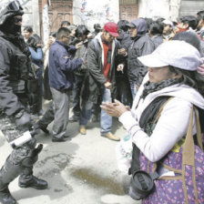 REPRESIN. La Polica desmoviliza a los trabajadores. .