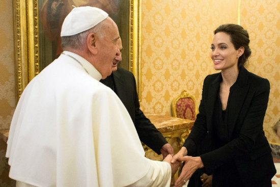 ENCUENTRO. El papa Francisco saluda a la actriz y directora Angelina Jolie.