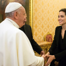 ENCUENTRO. El papa Francisco saluda a la actriz y directora Angelina Jolie.