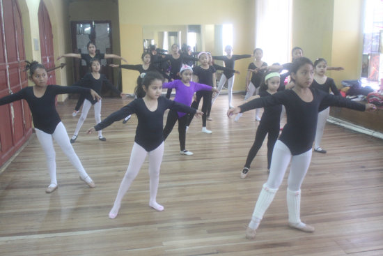 APRENDIZAJE. El taller de danza en el teatro Gran Mariscal.