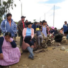 PROTESTA. Comunarios del Distrito 6 bloquearon, ayer, en el sector de Qhora Qhora, obstaculizando el ingreso de carros basureros a Lechuguillas.