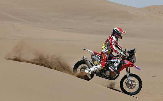 Abajo, el espaol Joan Barreda, acelara a fondo; arriba, el catar Nasser Al-Attiyah en plena competencia.