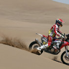 Abajo, el espaol Joan Barreda, acelara a fondo; arriba, el catar Nasser Al-Attiyah en plena competencia.