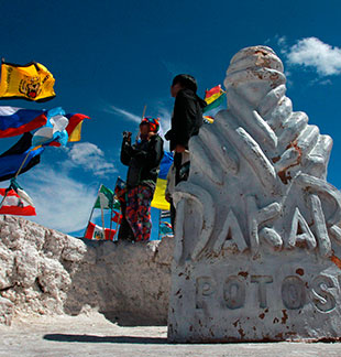 SALAR. El marco del salar de Uyuni, considerado el ms grande del mundo, aumenta la emocin y el inters de los visitantes.