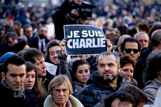 INDIGNACIN. Miles de personas se manifestaron en silencio en diversas ciudades de Francia en solidaridad contra los actos terroristas.