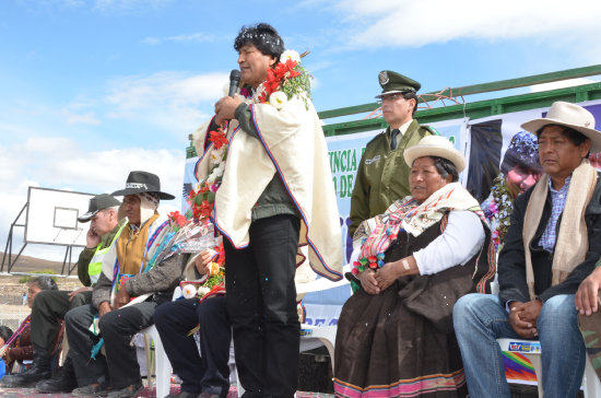 PRESENCIA. El presidente Evo Morales estuvo en la comunidad de Tahua la maana de ayer.